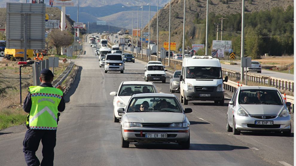 Trafikte Kontrollere Devam...
