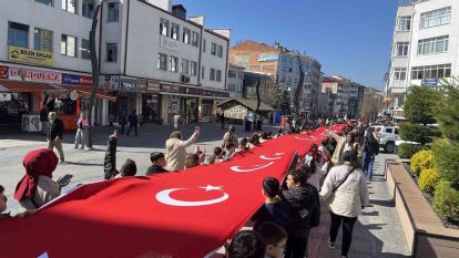 Bolu'da öğrenciler 200 metrelik Türk bayrağıyla caddede yürüdü