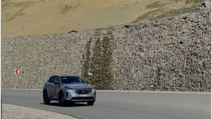 Çatlayan istinat duvarı faciaya davetiye çıkarıyor