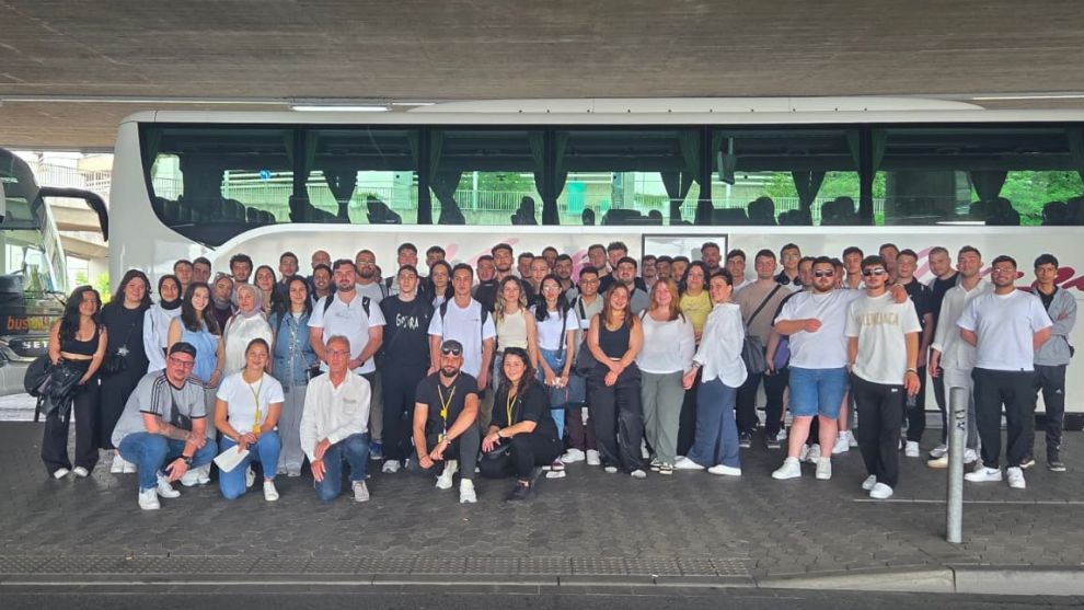 54 üniversite öğrencisi lojistik devi DHL'de staja başlıyor