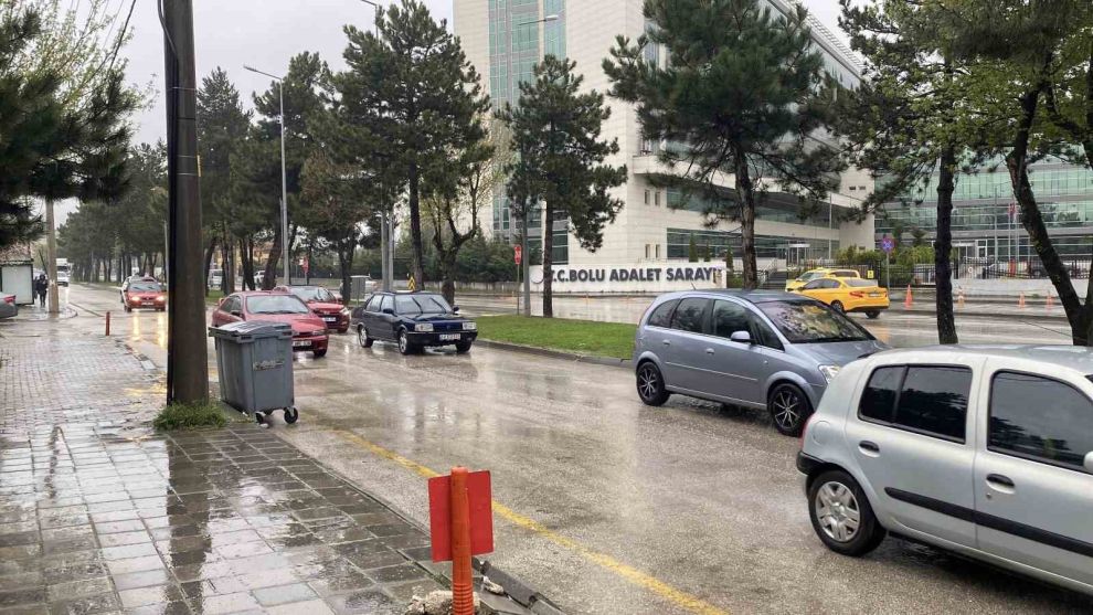 Bolu güne yağışla uyandı