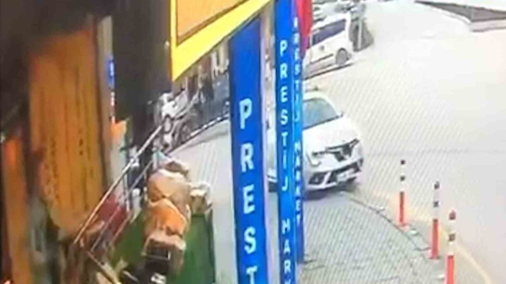 Bolu'da aydınlatma direğine çarpan otomobil hurdaya döndü
