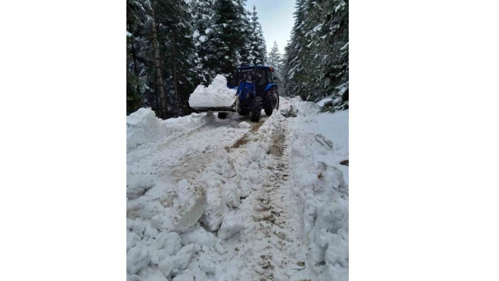 Bolu'da karla kaplanan yayla yollarını köylüler açtı