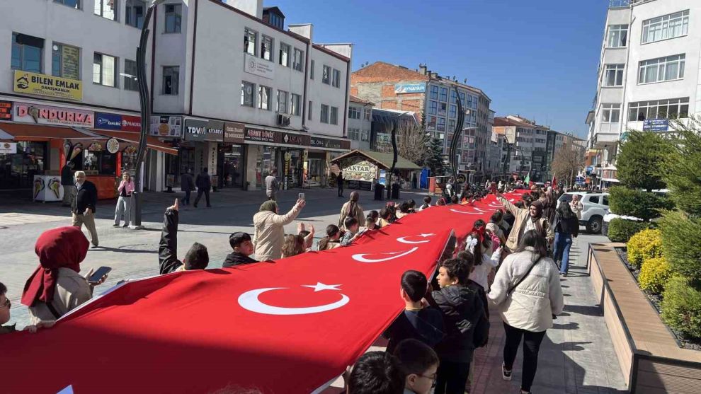 Bolu'da öğrenciler 200 metrelik Türk bayrağıyla caddede yürüdü