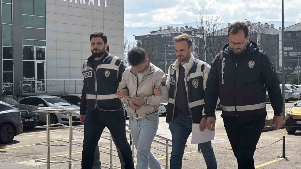 İstanbul'dan gelip Bolu'da iki kadını dolandırdı, kaçış planı TEM'de bozuldu