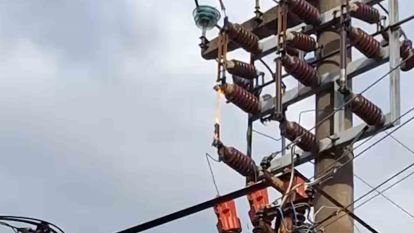 Bolu'da elektrik direğine yıldırım düştü