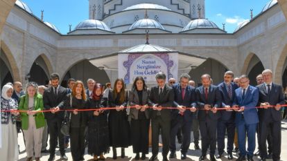 Sanat Sergisi İzleyenleri Mest Etti...