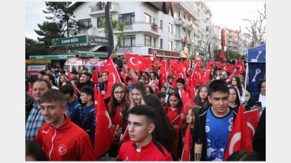 Yüzlerce Bolulu 200 metrelik Türk bayrağı eşliğinde yürüdü