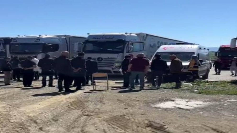 Bolu'da bir dinlenme tesisinde park halindeki tırda kalan 22 yaşındaki genç sabah saatlerinde ölü olarak bulundu.