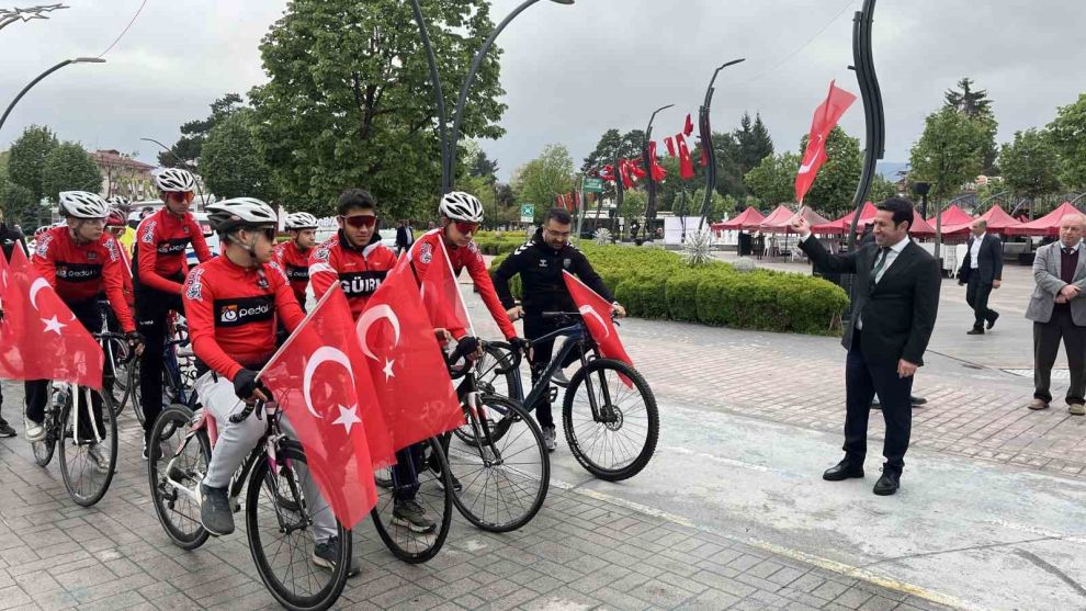 Bolu'da ellerinde Türk bayraklarıyla Gençlik Haftası'nda pedal çevirdiler