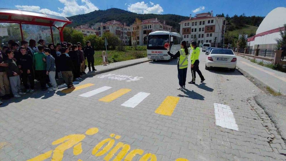 Bolu'da miniklere yaya geçidi eğitimi verildi