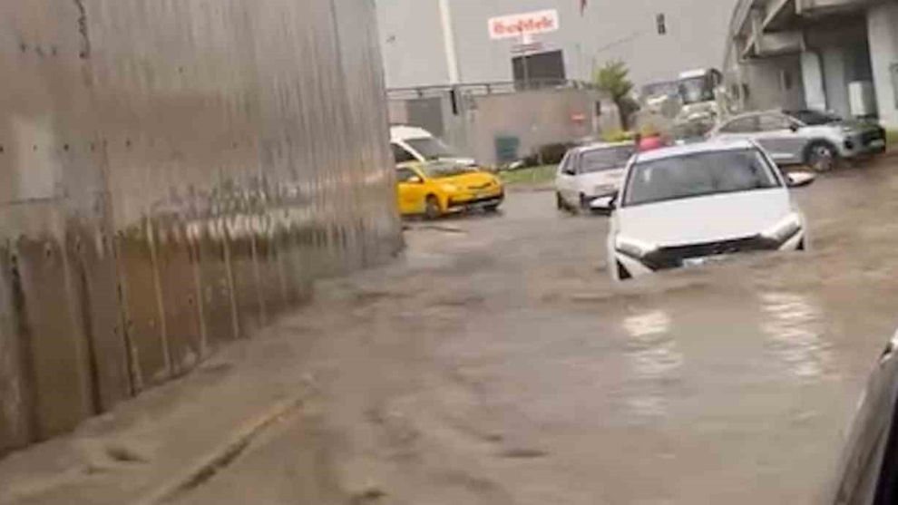 Bolu'da sağanak ve dolu sonrası iş yerlerini su bastı
