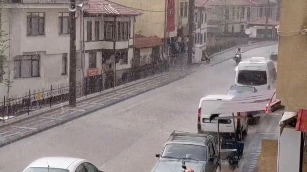 Bolu'da sağanak yağış hayatı olumsuz etkiledi
