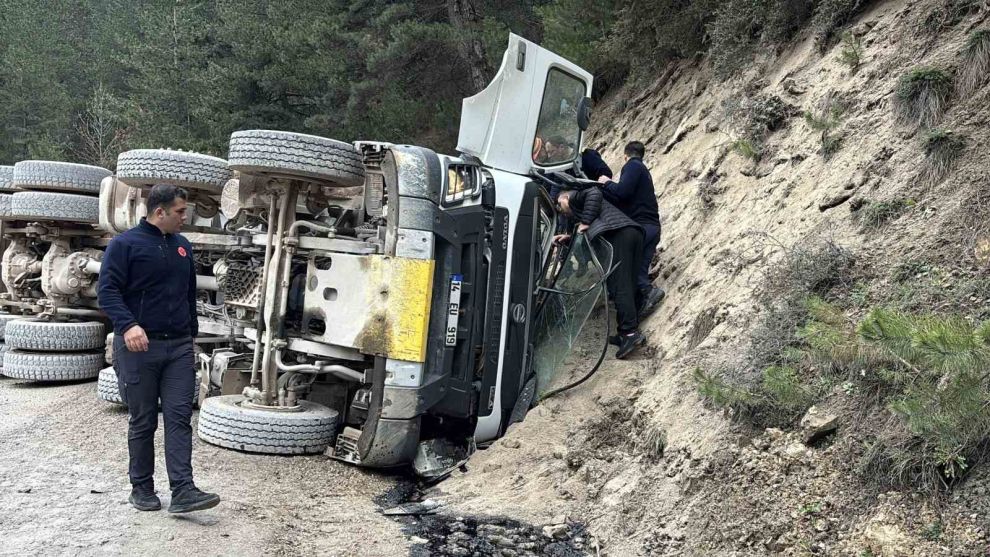 Bolu'da virajı alamayan hafriyat kamyonu devrildi: 1 ölü