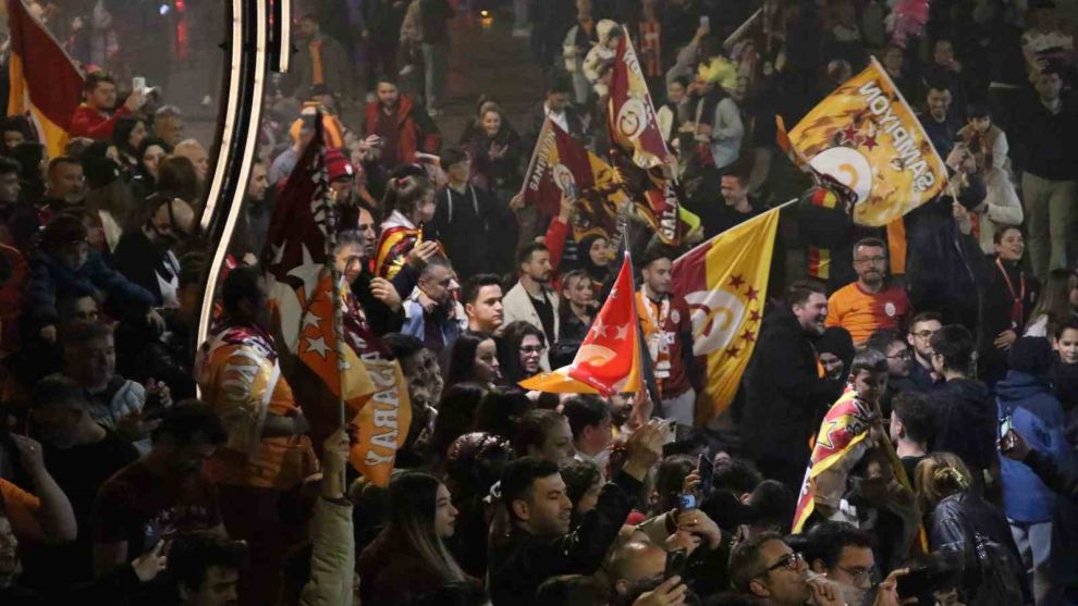 Bolulular meydanlarda Galatasaray'ın şampiyonluğunu kutladı