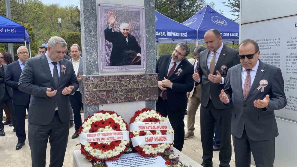 ‘Bolu'nun Babası' İzzet Baysal mezarı başında dualarla anıldı