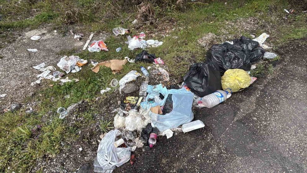 ‘Çöp atmayın' tabelasının altını çöple doldurdular