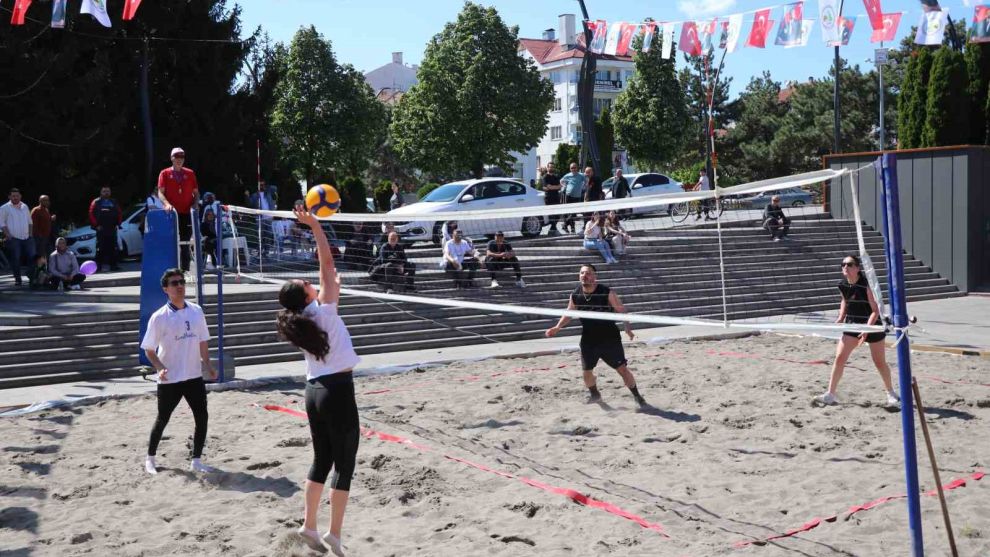 Denizi olmayan Bolu'da plaj voleybolu oynadılar