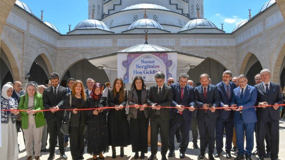 Sanat Sergisi İzleyenleri Mest Etti...