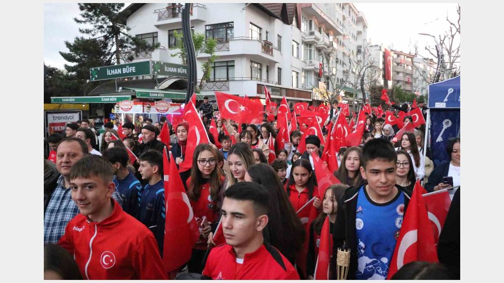 Yüzlerce Bolulu 200 metrelik Türk bayrağı eşliğinde yürüdü