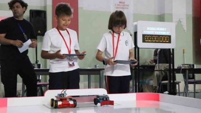 Bolu'da öğrenciler tasarladıkları mini robotlarla yarıştı