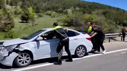 Bolu'da polis ekipleri kaza yapan aracı iterek trafiği rahatlattı