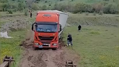 Bolu'da tır ve kamyonlar köy yolunda çamura saplandı