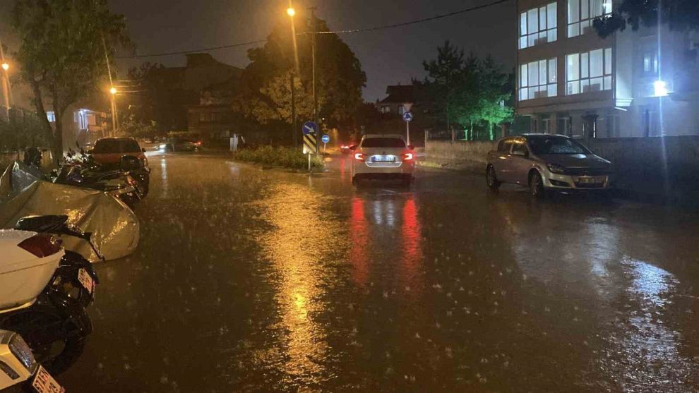 Bolu'da şimşekler geceyi aydınlattı