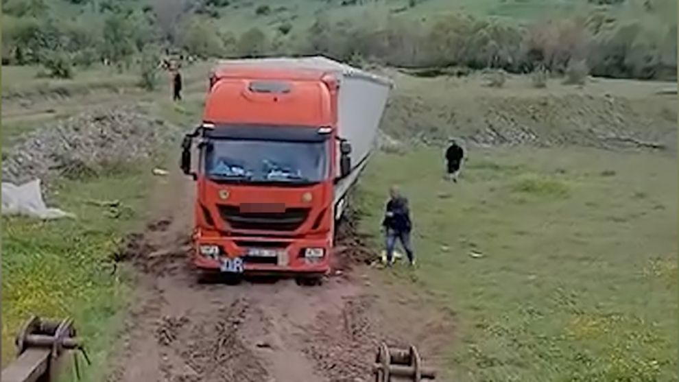 Bolu'da tır ve kamyonlar köy yolunda çamura saplandı