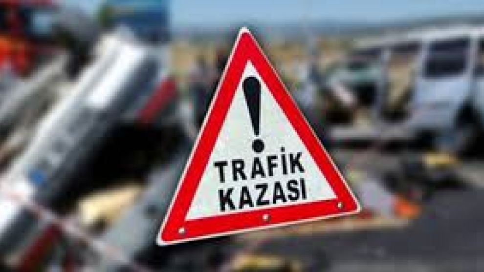 Bolu'da trafik ışıklarında bekleyen otomobile çarpan araçtaki 1 kişi yaralandı