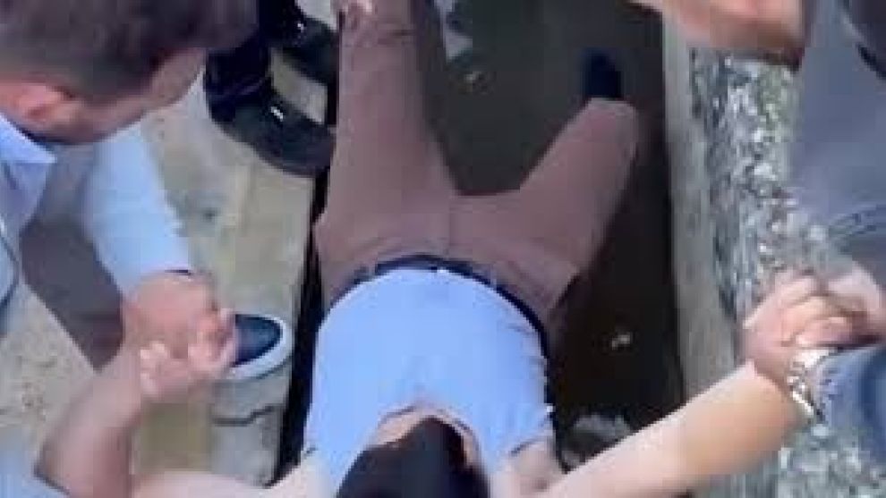 Bayram namazına gelmeyenleri buz gibi suya attılar